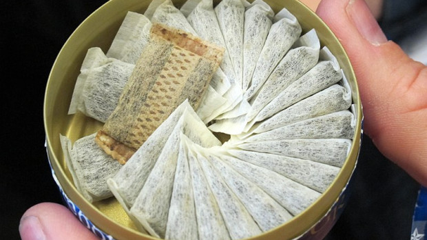 Caja con bolsitas de snus