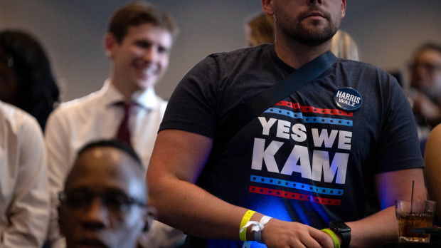 Simpatizantes demócratas con camisas alusivas a la candidatura de Kamala Harris