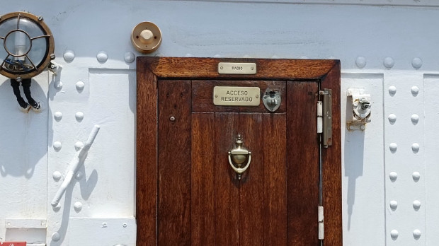 La Radio en cualquier buque de la Armada es una zona restringida