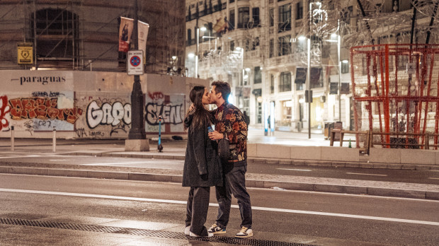 Dos jóvenes se dan un beso en el centro de Madrid
