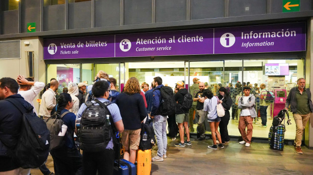 Numerosas personas esperan en la estación de trenes de Santa Justa el día después del apagón