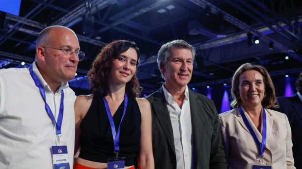 El líder del Partido Popular, Alberto Núñez Feijóo (3d), la presidenta de la Comunidad de Madrid, Isabel Díaz Ayuso (3i), Cuca Gamarra, nueva vicesecretaría de Regeneración Institucional, y Miguel Tellado