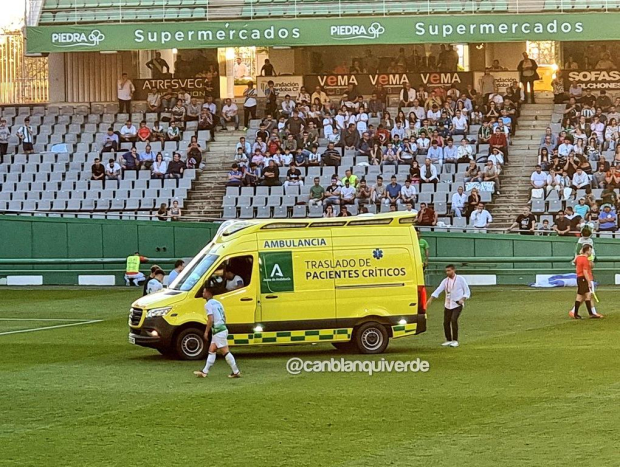 La ambulancia sobre el césped del Arcángel evacuando a Gudelj.