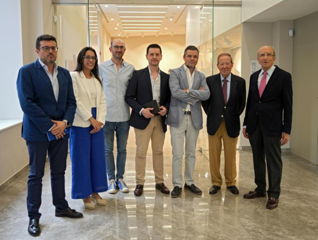 Los distintos responsables de los diarios cordobeses, con los organizazores de la mesa redonda