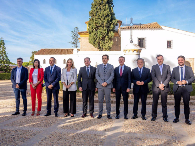 El consejero de Justicia, Administración Local y Función Pública, José Antonio Nieto (c), en la foto de familia antes de firmar el convenio del Programa de Fomento de Empleo Agrario (PFEA) con los responsables de las ocho diputaciones provinciales andaluzas. En el Patio Mudéjar del Monasterio de La Rábida, a 21 de septiembre 2023 en Huelva