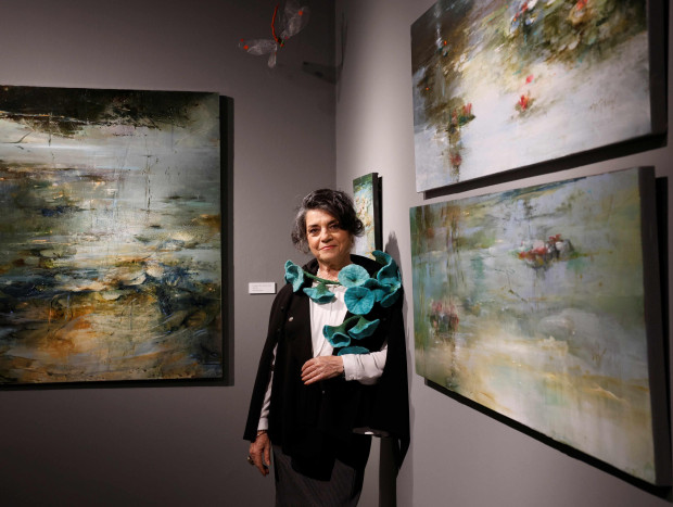 Julia Hidalgo, ante algunas de sus obras expuestas en la Fundación Cajasol en Córdoba