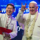 Luis Antonio Tagle junto al papa en Manila