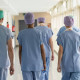 Enfermeras y enfermeros en el pasillo de un hospital