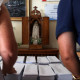 La gente recoge papeletas para votar el día de las elecciones generales anticipadas en un colegio electoral.