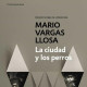 La ciudad y los perros (Premio Biblioteca Breve y Premio de la Crítica Española) vio la luz en 1963 y fue la contundente irrupción de Mario Vargas Llosa en el mundo editorial como uno de los grandes escritores del boom hispanoamericano. La férrea disciplina militar impuesta a los estudiantes adolescentes del Colegio Militar Leoncio Prado centra el argumento de esta historia donde la violencia, las delaciones y el maltrato tejen las vidas entrecruzadas de sus protagonistas.