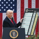 El presidente Donald Trump con la lista de aranceles a los distintos países