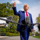 Donald Trump hace un gesto a los medios de comunicación antes de abordar el Marine One