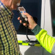 Un Guardia Civil en pleno control de alcoholemia