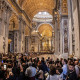 Miles de personas hacen cola en el interior de la basílica de San Pedro