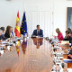 Un micrófono pilla a Sánchez en plena reunión de crisis: «¿Pero con cebolla o sin?»