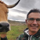 Joaquín Gargallo, ganadero en Mosqueruela (Aragón) junto a una de sus vacas