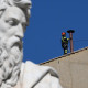 VATICAN CITY (Vatican City State (Holy See)), 02/05/2025.- A chimney pot is installed on the roof of the Sistine Chapel in the Vatican City, 02 May 2025, ahead of the conclave to choose a new pope which is due to begin 07 May 2025. (Papa) EFE/EPA/ETTORE FERRARI