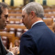 (Foto de ARCHIVO)  El ministro de Economía, Comercio y Empresa, Carlos Cuerpo (i), y el diputado del PP, Juan Bravo (d), durante una sesión de control al Gobierno, en el Congreso de los Diputados, a 9 de abril de 2025, en Madrid (España). El Gobierno afronta hoy en el Congreso una ofensiva parlamentaria tanto de los partidos de la oposición, PP y Vox, como algunos de los socios del Ejecutivo, Junts, PNV y Podemos, por los efectos de los aranceles anunciados por el presidente norteamericano; las polémicas palabras de la vicepresidenta primera y ministra de Hacienda sobre la presunción de inocencia tras la sentencia del futbolista Dani Alves y los impuestos del Ejecutivo.  El ministro de Economía, Comercio y Empresa, Carlos Cuerpo (i), y el diputado del PP, Juan Bravo