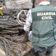 Un guardia civil inspecciona el cobre incautado tras una operación policial