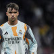 Asencio calentando con el Real Madrid