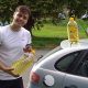El joven lleva a cabo el experimento en su propio coche