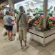 Clientes comprando en un puesto del Mercado Central de Alicante