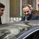 Ábalos subiéndose a un coche oficial