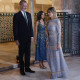 SEVILLA, 29/06/2025.- El rey Felipe VI (i) y la reina Letizia reciben a la mujer del presidente del Gobierno español, Begoña Gómez, este domingo, momentos antes de la cena de gala que han ofrecido a los líderes mundiales que asisten a la IV Conferencia Internacional sobre Financiación para el Desarrollo. EFE/ Chema Moya POOL