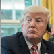 La presidenta de la Comisión Europea, Ursula von der Leyen, hablando por teléfono a su llegada a una cumbre de la UE, en la sede de la UE en Bruselas, el 24 de marzo de 2023; y (D) El presidente de Estados Unidos, Donald Trump,