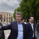 El presidente del PP, Alberto Núñez Feijóo, en el centro de Barcelona este viernes, escudado por Sirera y Reyes