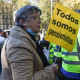 Una mujer sostiene un cartel en una manifestación en 2022.