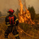 Bomberos durante la extinción de los incendios
