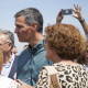 El presidente del Gobierno, Pedro Sánchez (c), durante su visita al Puesto de Mando Avanzado (PMA) del incendio de Jarilla, ubicado en la población cacereña de La Granja, este martes
