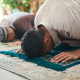 Dos hombres islamistas rezando