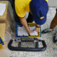 Un cartero entrega votos en el colegio Cristo Rey en Madrid. El voto por correo ha batido récord en esta cita electoral.
