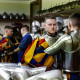 Miembros de la Guardia Suiza del Vaticano marchan antes de la ceremonia de juramento de los nuevos reclutas, este lunes en el Vaticano. El Papa Francisco recibió a los Guardias Suizo sen una audiencia antes de la tradicional ceremonia de juramento