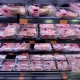 Carne en los estantes de un supermercado