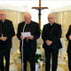 El Camarlengo de Su Santidad, cardenal Kevin Joseph Farrell, anunciando el fallecimiento del Papa