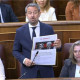 Jaime de Olano muestra en el Congreso la exclusiva de El Debate