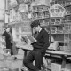 Un hombre lee el periódico en la Rambla de Barcelona, en 1957, en una fotografía de Harry Pot
