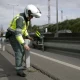Un agente de la Guardia Civil coloca un radar móvil