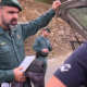 El agente de la Guardia Civil durante la inspección del vehículo