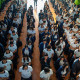 Los alumnos esperan antes de entrar en un colegio en El Salvador