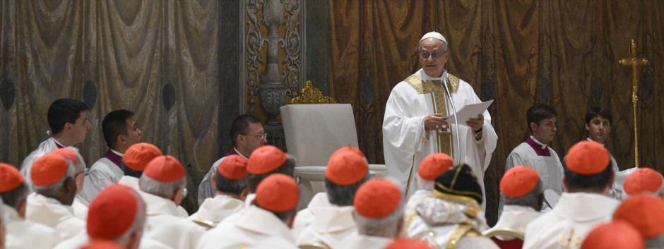 El Papa León XIV oficiando su primera misa
