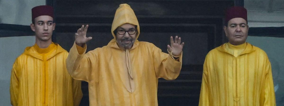 El rey de Marruecos, Mohamed VI (centro), el príncipe heredero Moulay El Hassan (izquierda) y el príncipe Moulay Rachid asisten a la sesión de apertura del parlamento