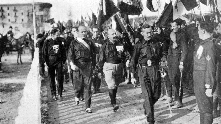 Los camisas negras en Bolonia, con Benito Mussolini al frente, en la «Marcha sobre Roma»
