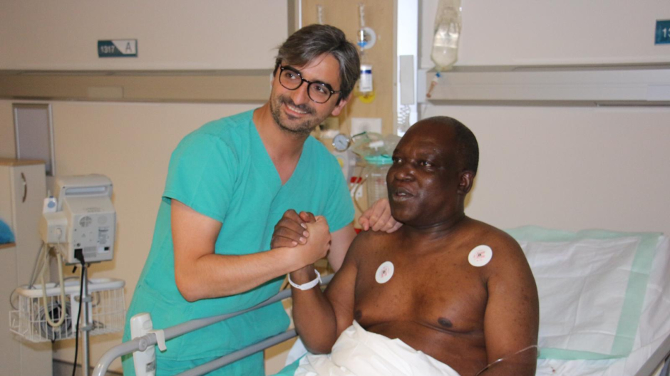 El doctor en Ruanda con pacientes que se sometieron a la cirugía torácica