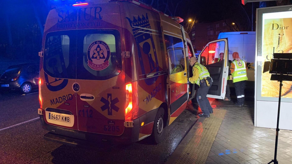 Imagen de recurso de una ambulancia atendiendo una emergencia