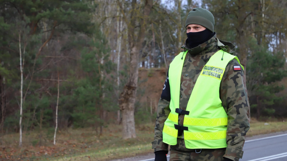 Miembro de la Policía Militar controla el paso a Kuźnica, a 3 kilómetros de Bielorrusia