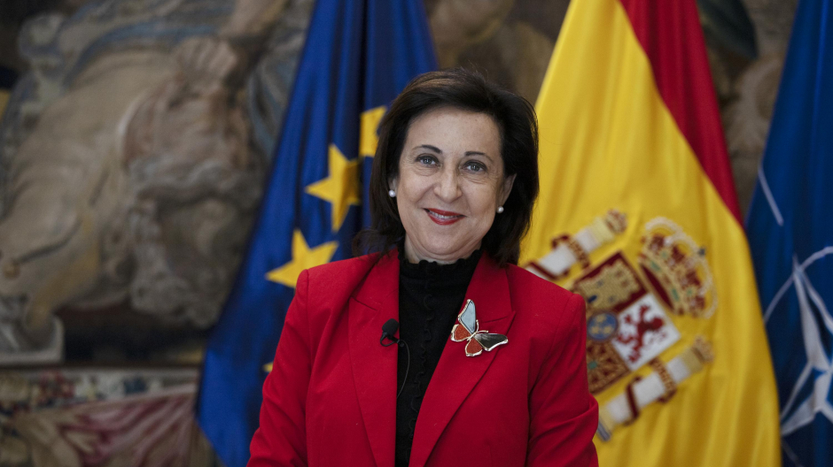 El despacho de la ministra de Defensa está presidido por las banderas de Europa, de España y de la OTAN